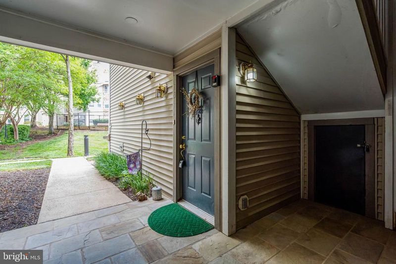 5632 Willoughby Newton Dr #13, Centreville, VA 20120