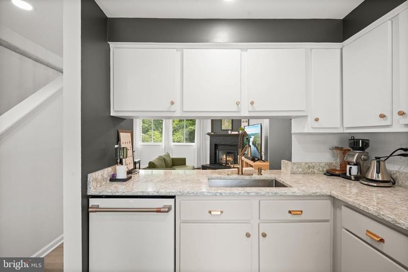 8234 Crestmont Cir, Springfield, VA 22153
