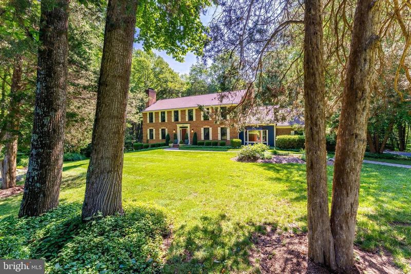 401 Seneca Rd, Great Falls, VA 22066