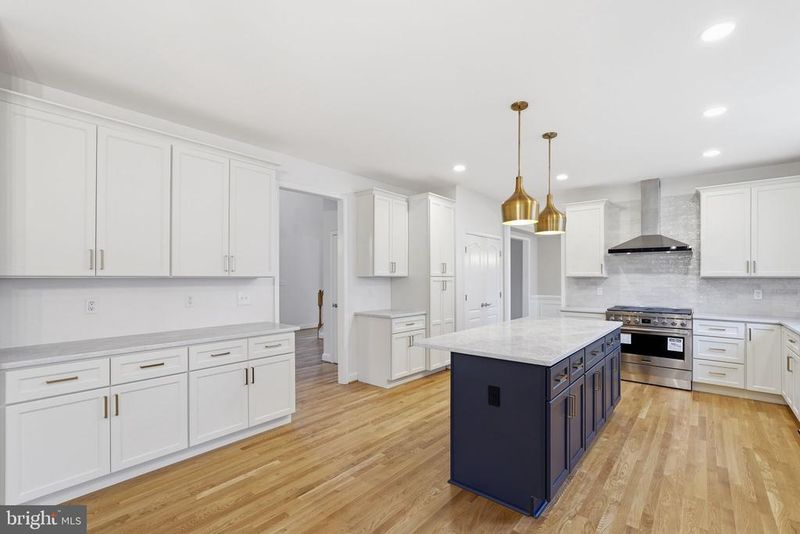 4314 Summit Pl, Alexandria, VA 22312