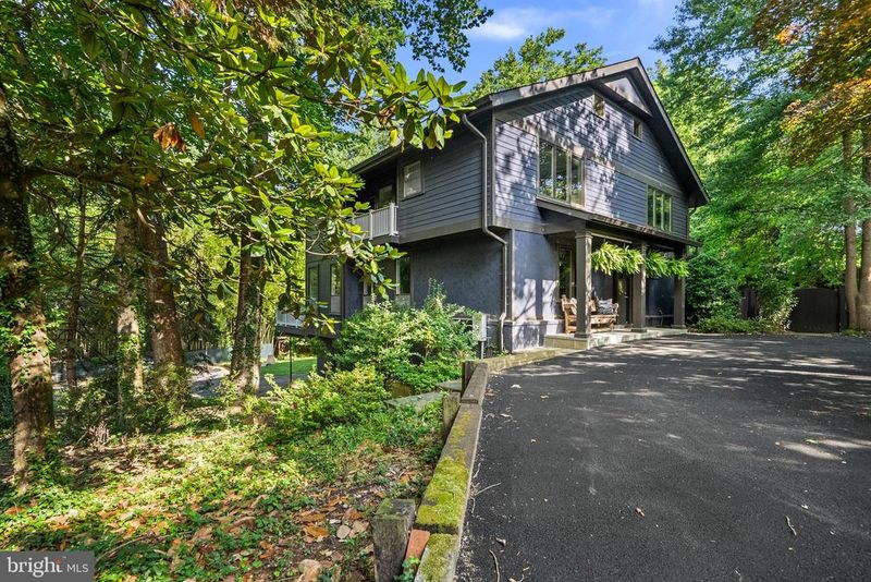 8025 Riverside Dr, Cabin John, MD 20818