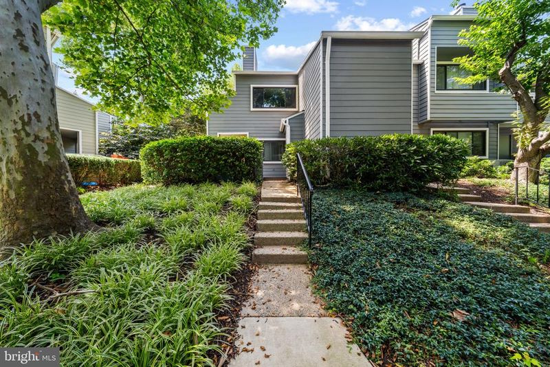 1904 Villaridge Dr, Reston, VA 20191