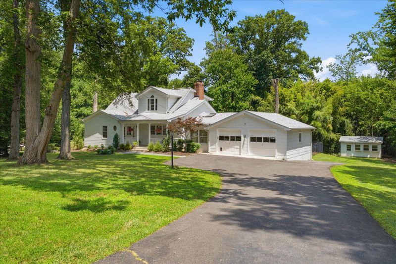 2627 Five Oaks Rd, Vienna, VA 22181