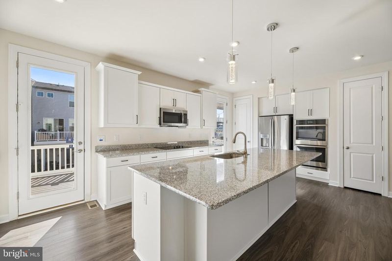 8124 Bock Farm Pl, Alexandria, VA 22306