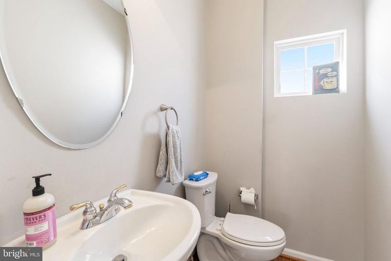 9136 Lake Parcel Dr, Fort Belvoir, VA 22060