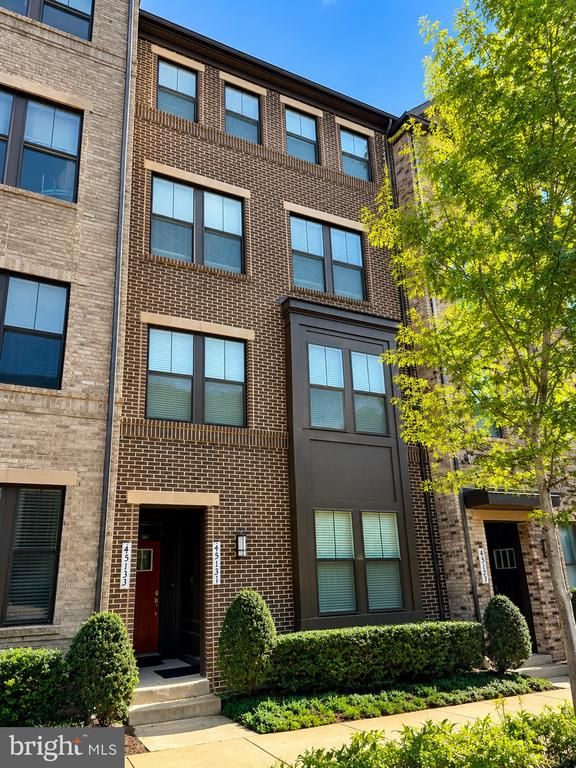 45133 Kincora Dr, Sterling, VA 20166