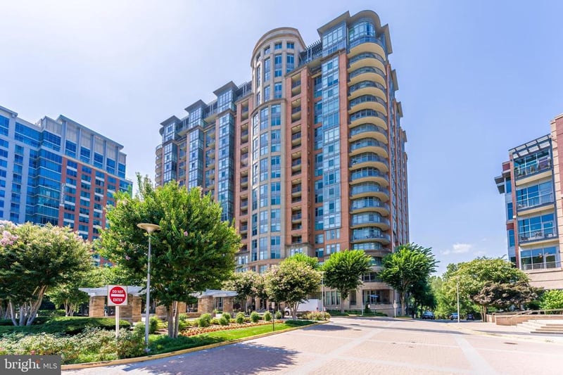 8220 Crestwood Heights Dr #105, Mclean, VA 22102