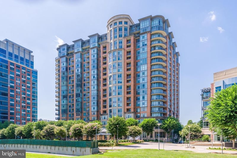 8220 Crestwood Heights Dr #105, Mclean, VA 22102