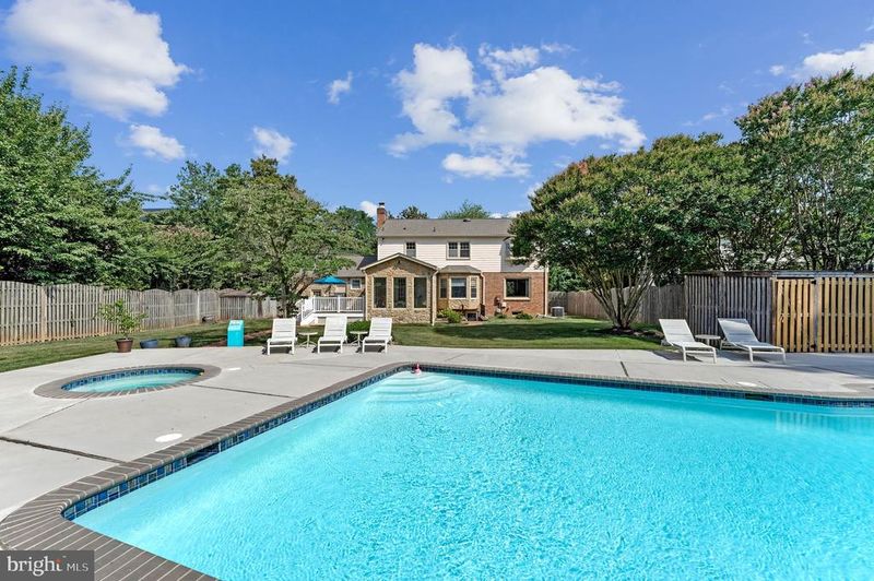 10371 Stratford Ave, Fairfax, VA 22030