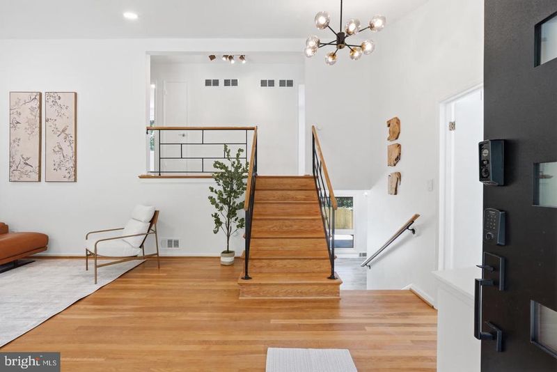 5617 Hershey Ln, Alexandria, VA 22312