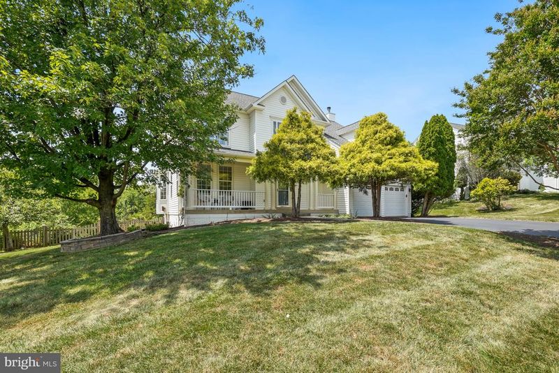 801 Santmyer Dr SE, Leesburg, VA 20175