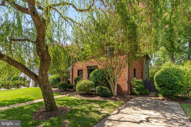 517 Janneys Ln, Alexandria, VA 22302