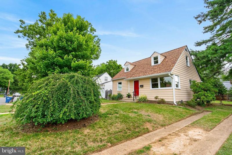 6925 Columbia Dr, Alexandria, VA 22307
