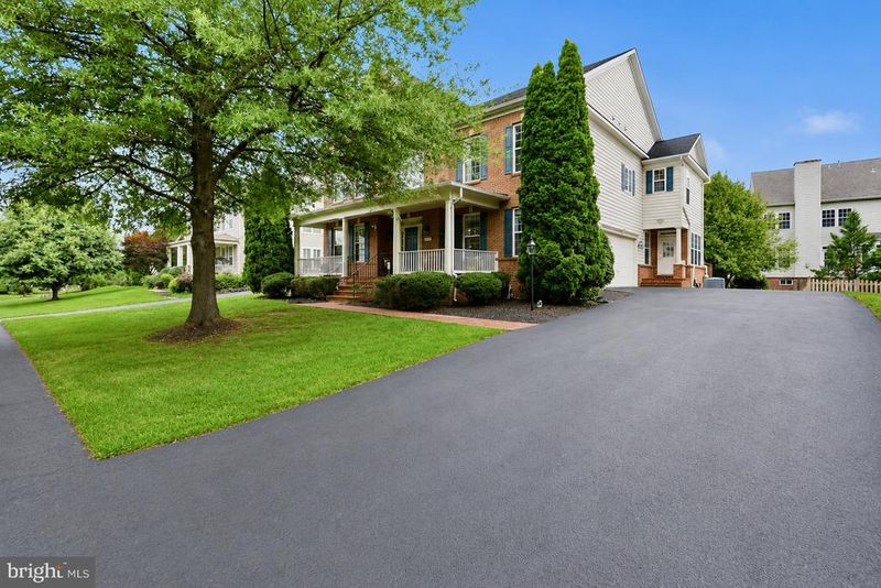 22835 Angelique Dr, Brambleton, VA 20148