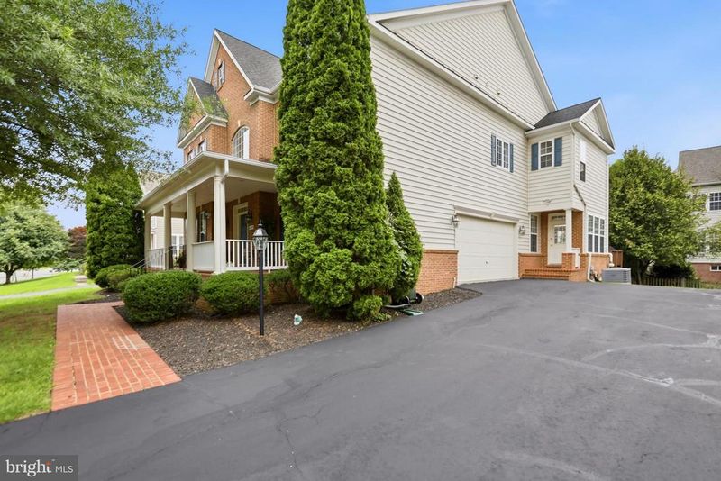 22835 Angelique Dr, Brambleton, VA 20148