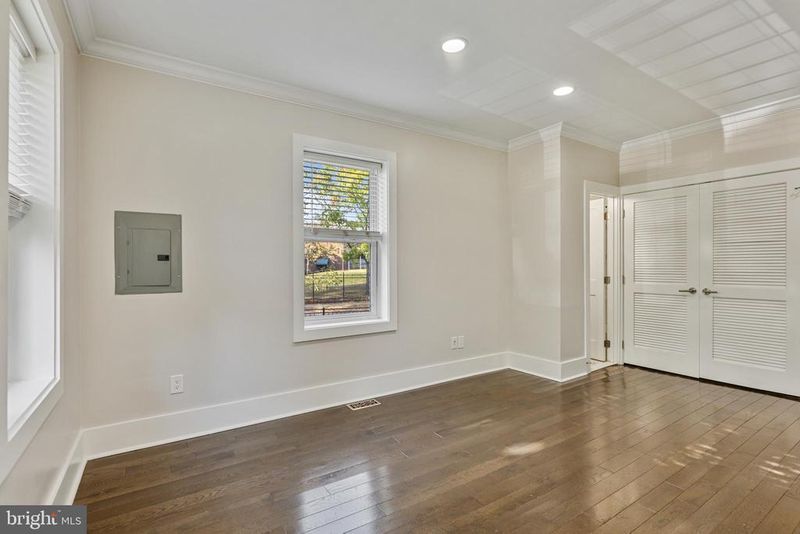 1100 Holbrook Ter NE #2, Washington, DC 20002