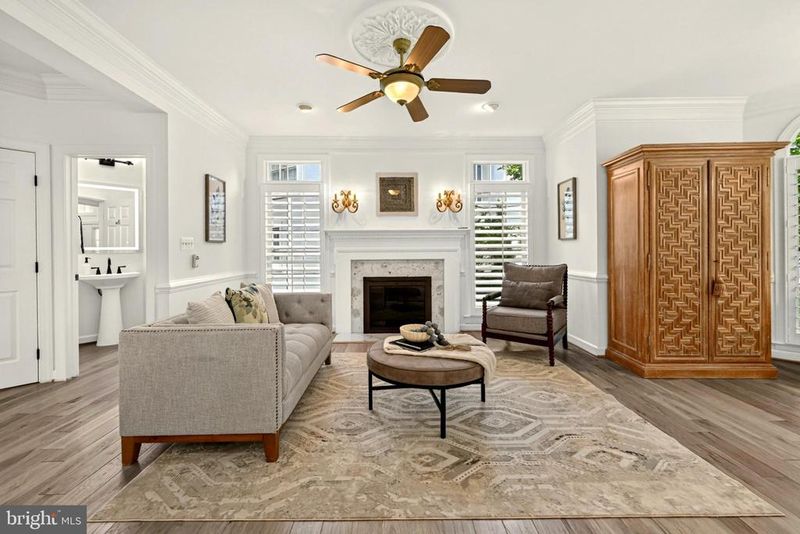 3860 Farrcroft Dr, Fairfax, VA 22030