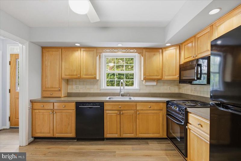 7674 Tiverton Dr, Springfield, VA 22152