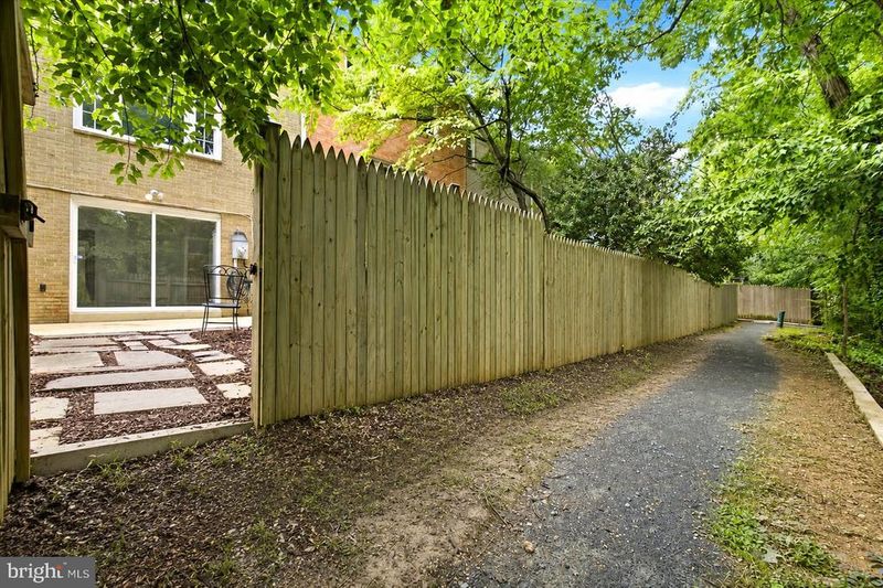 7674 Tiverton Dr, Springfield, VA 22152