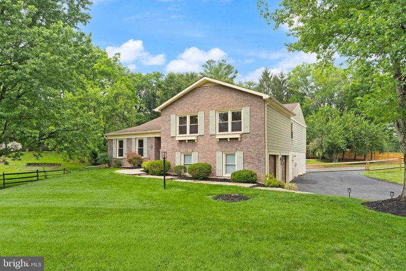 10854 Meadowland Dr, Oakton, VA 22124