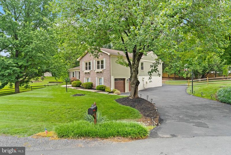 10854 Meadowland Dr, Oakton, VA 22124