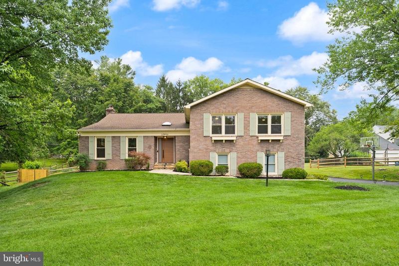 10854 Meadowland Dr, Oakton, VA 22124