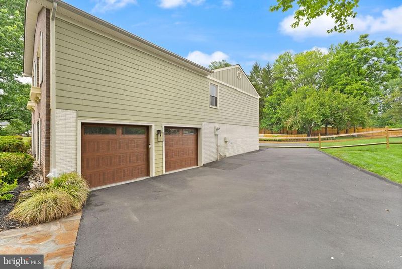 10854 Meadowland Dr, Oakton, VA 22124