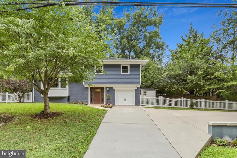 6401 Greentree Rd, Bethesda, MD 20817