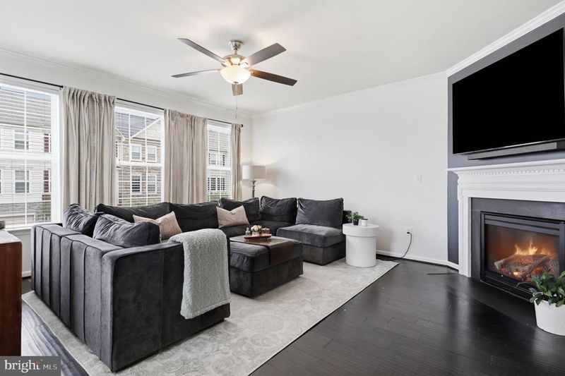 42251 Dean Chapel Sq, Chantilly, VA 20152