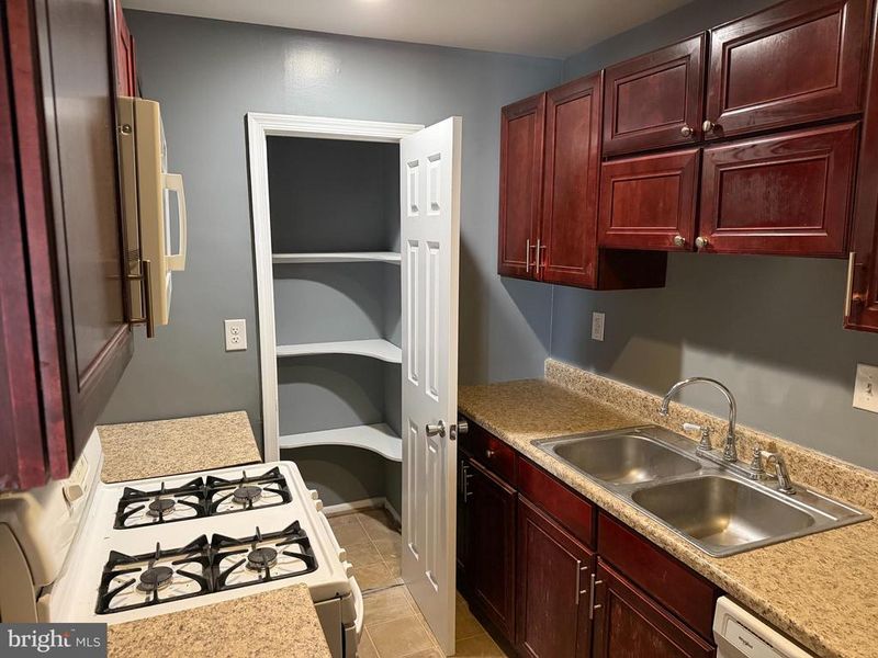 7605 Fontainebleau Dr #2347, Hyattsville, MD 20784