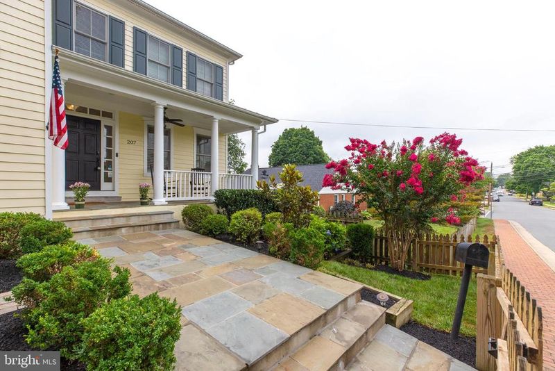 207 North St NE, Leesburg, VA 20176