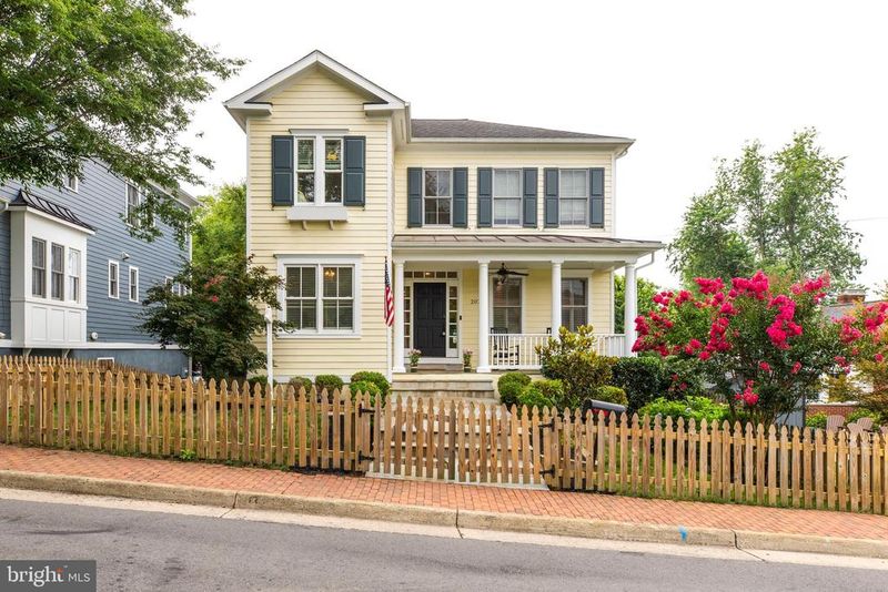 207 North St NE, Leesburg, VA 20176