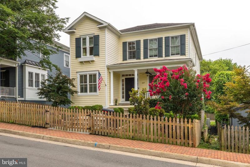 207 North St NE, Leesburg, VA 20176