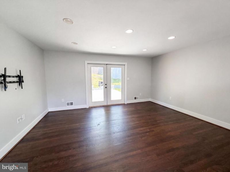 6515 Carriage Dr, Alexandria, VA 22310