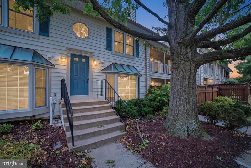 6090 Essex House Sq #B, Alexandria, VA 22310