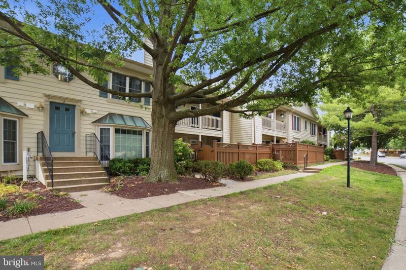 6090 Essex House Sq #B, Alexandria, VA 22310