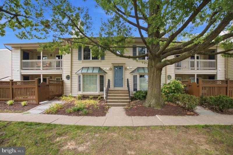 6090 Essex House Sq #B, Alexandria, VA 22310