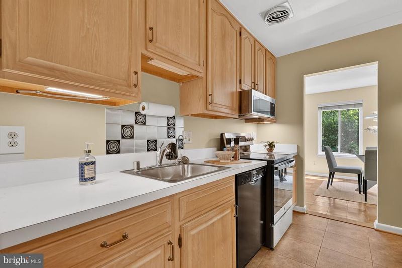 5809 Edson Ln #103, North Bethesda, MD 20852