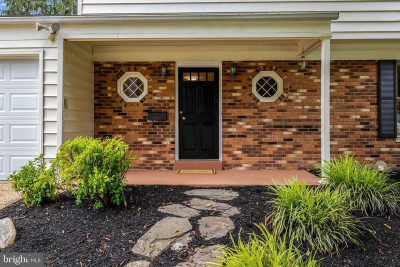 9217 Santayana Dr, Fairfax, VA 22031
