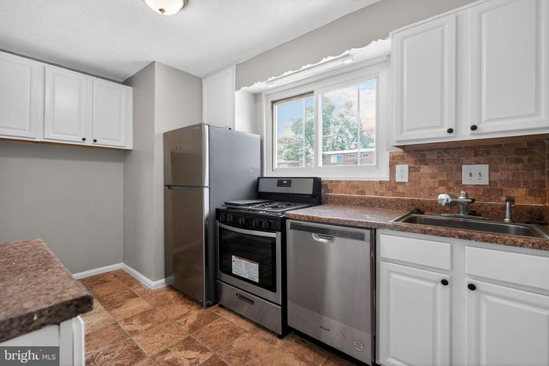 5315 Leverett St, Oxon Hill, MD 20745