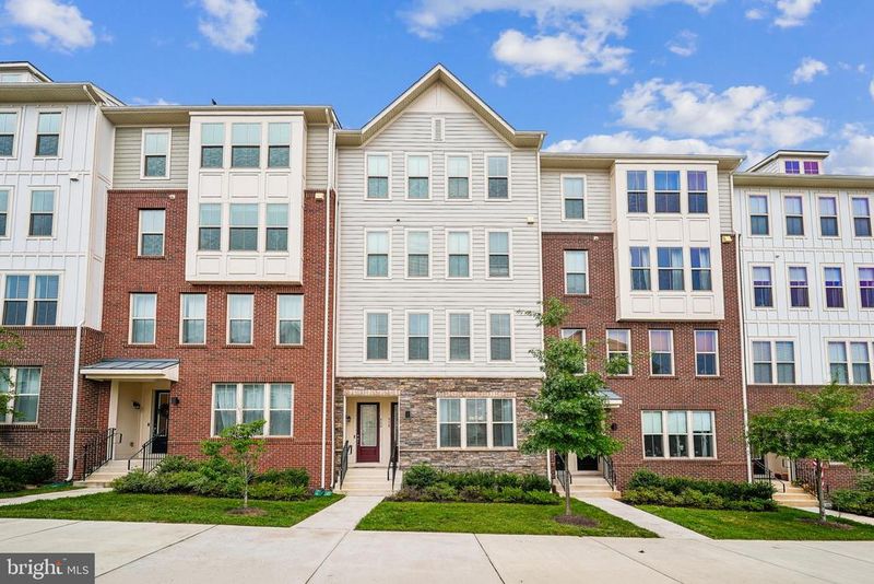 918 California Dr NE, Leesburg, VA 20176