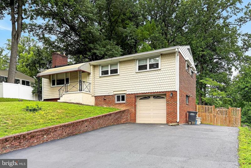 6927 Fern Ln, Annandale, VA 22003