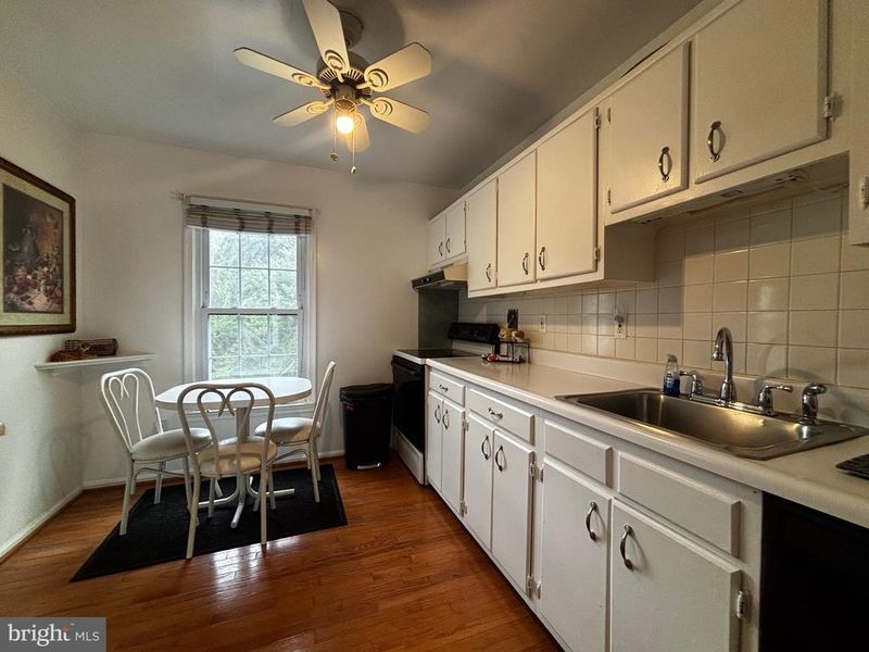 2803 Knollside Ln, Vienna, VA 22180