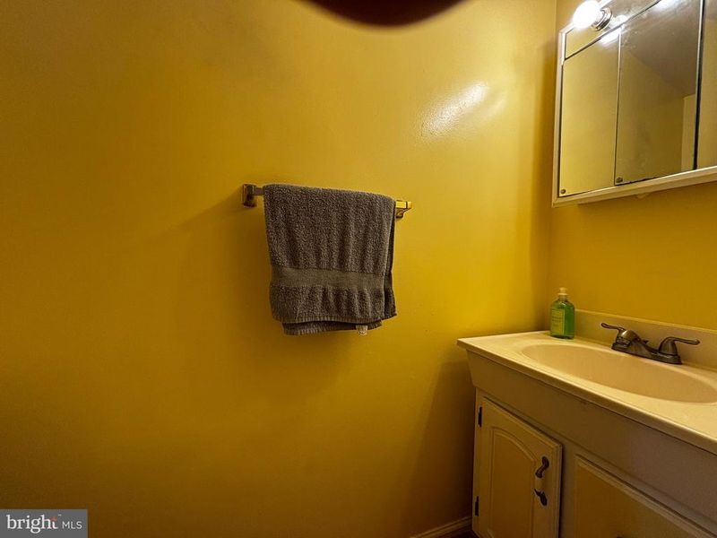 2803 Knollside Ln, Vienna, VA 22180