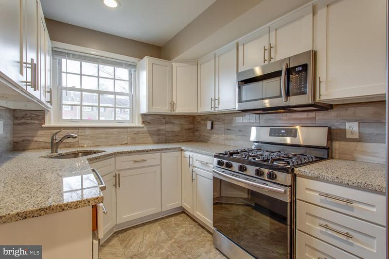 6063 Hardwick Pl, Falls Church, VA 22041