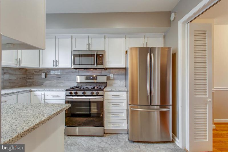 6063 Hardwick Pl, Falls Church, VA 22041