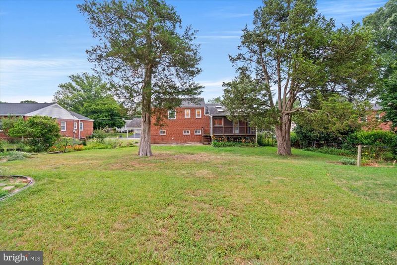 8316 Ashwood Dr, Alexandria, VA 22308