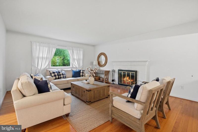 8316 Ashwood Dr, Alexandria, VA 22308
