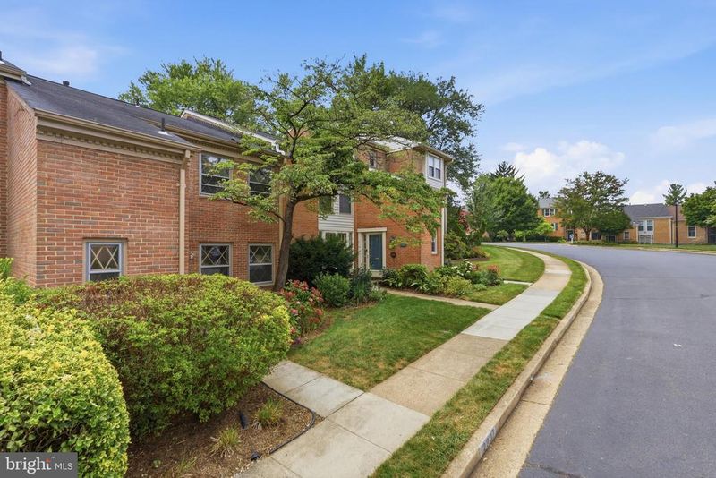 2007 Hopewood Dr, Falls Church, VA 22043