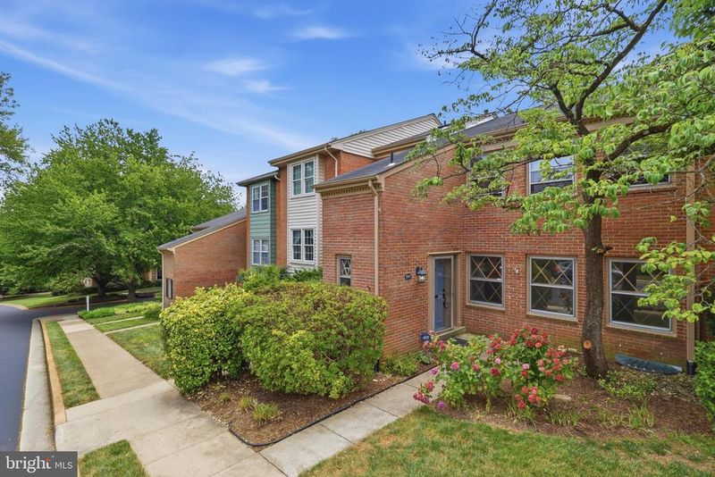 2007 Hopewood Dr, Falls Church, VA 22043